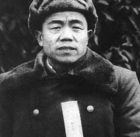 乍一看，还以为这是韩先楚呢，其实不是，他是长得最像韩先楚的开国将军，您能认出来他