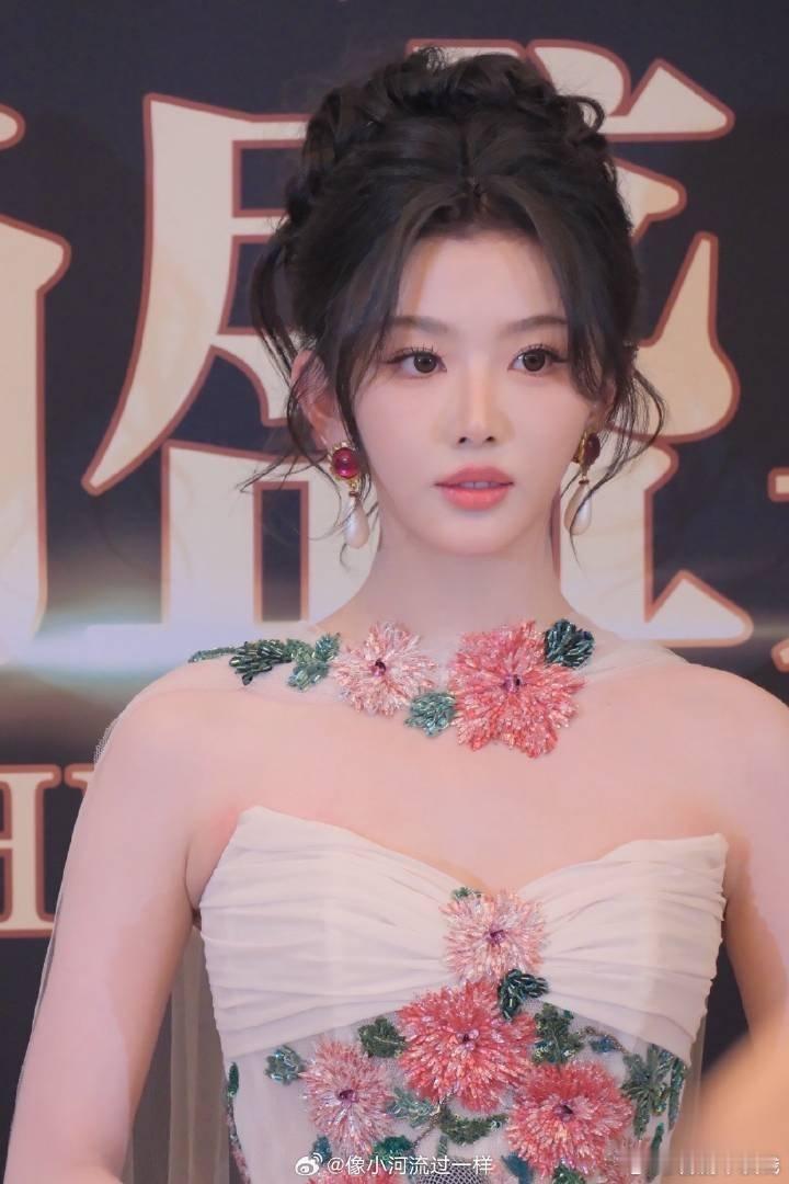 彭小苒、孔雪儿，沈月吴宣仪陈哲远红毯造型大放光彩啊各位