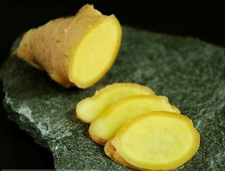 45岁婆婆每天早晨含一片生姜, 连续一个月, 身体发生惊喜变化!