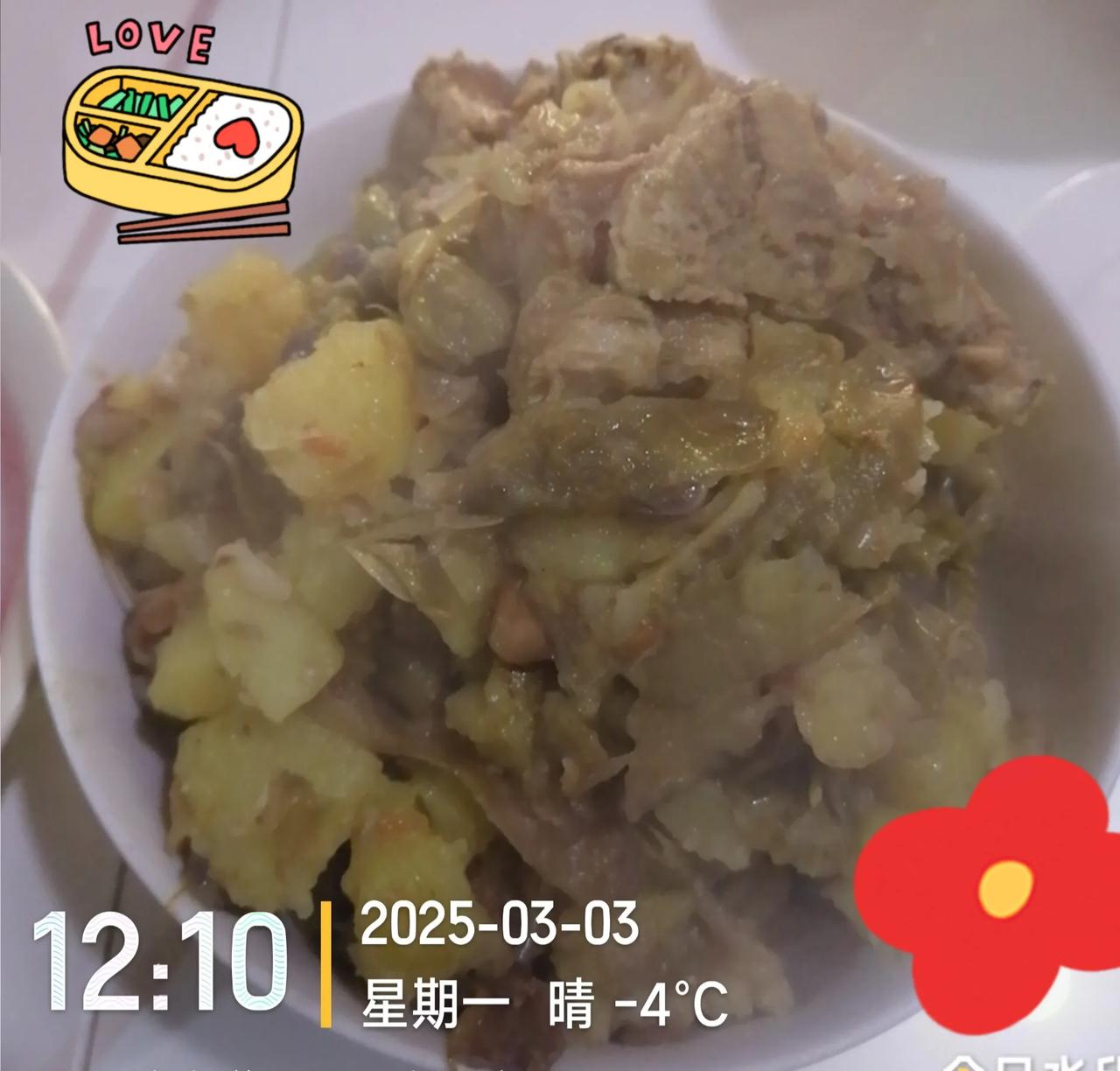 中午先生做的排骨炖豆角土豆这是我们家去年夏天冻的豆角最后一袋，今年还会冻