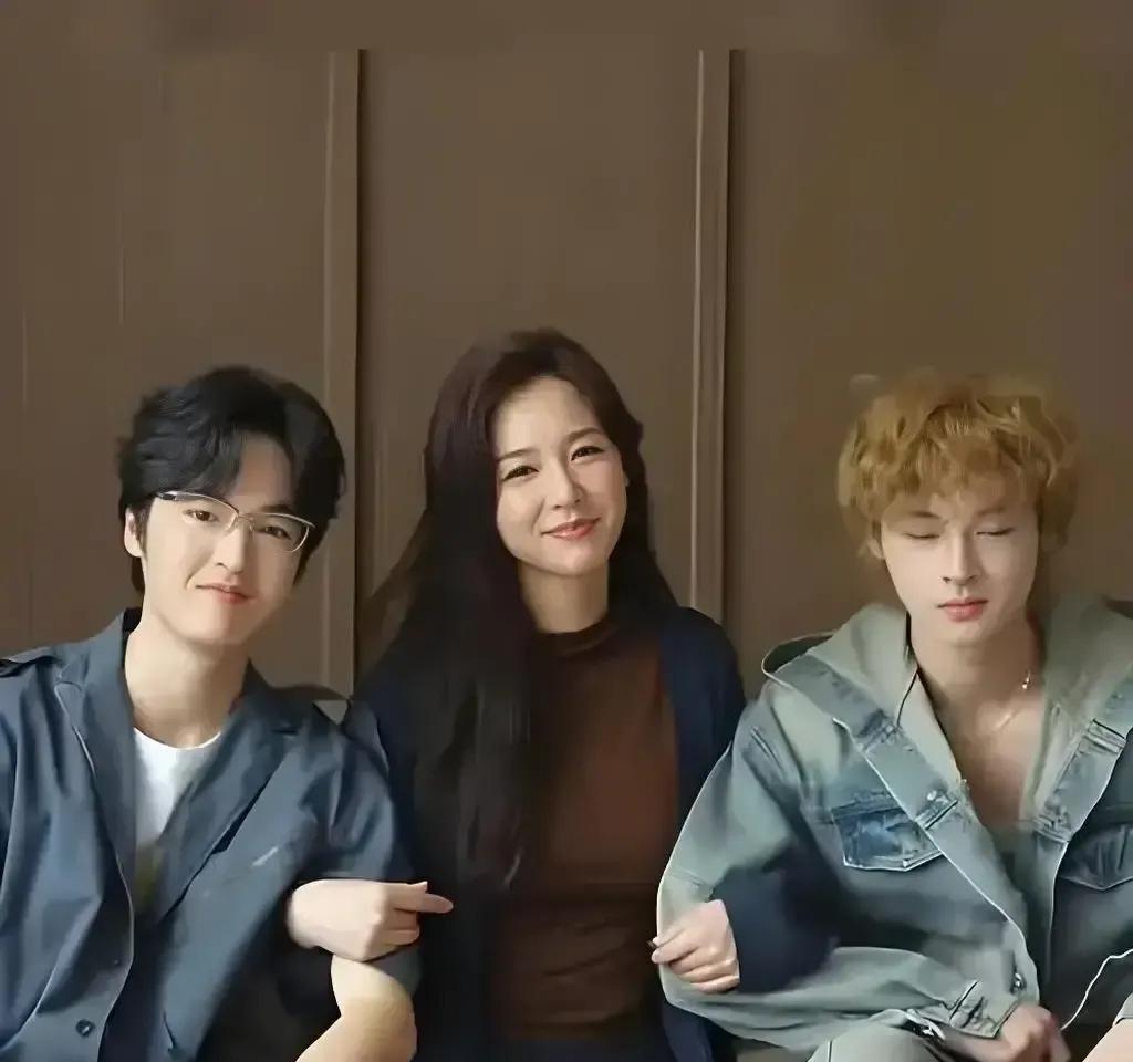 她选择在最红时消失，不是牺牲，而是蓄力。拍《封神榜》到一半，脱下戏服就结了婚，