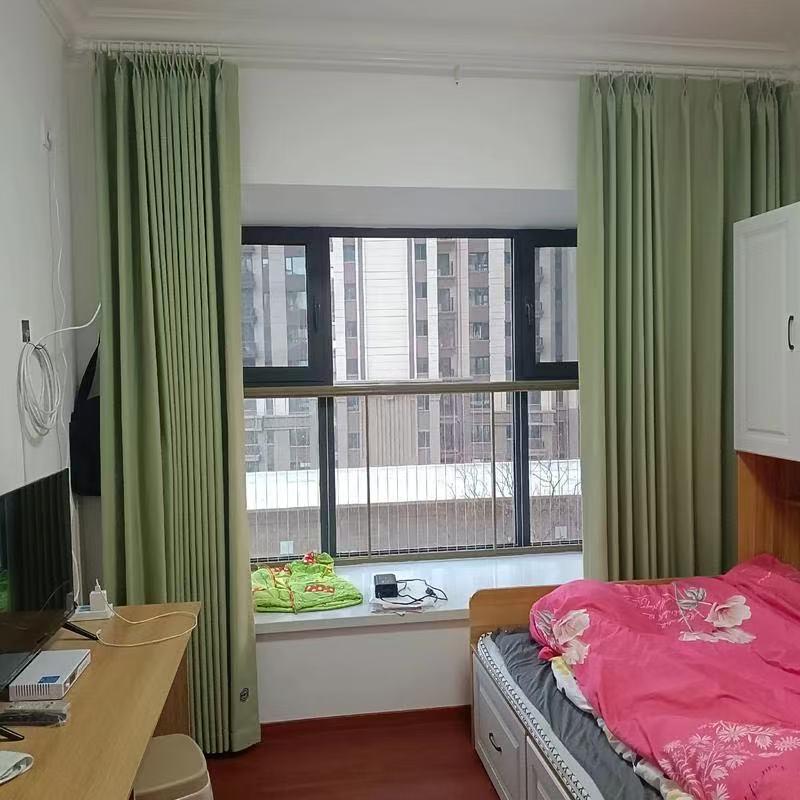 一直以来我都坚定认为，窗帘必须每年彻底清洗一次，不然灰尘堆积会影响健康，看着也不