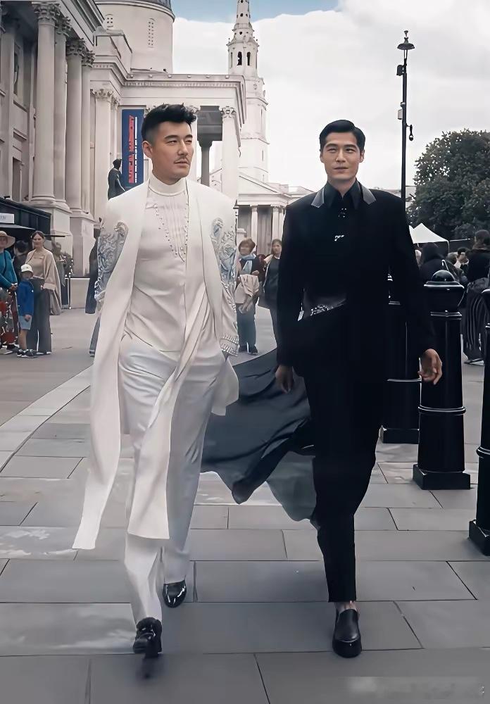 55岁的胡兵，往小鲜（xiān）肉旁边一站，赢了。身高1米89，体重几十年锁死