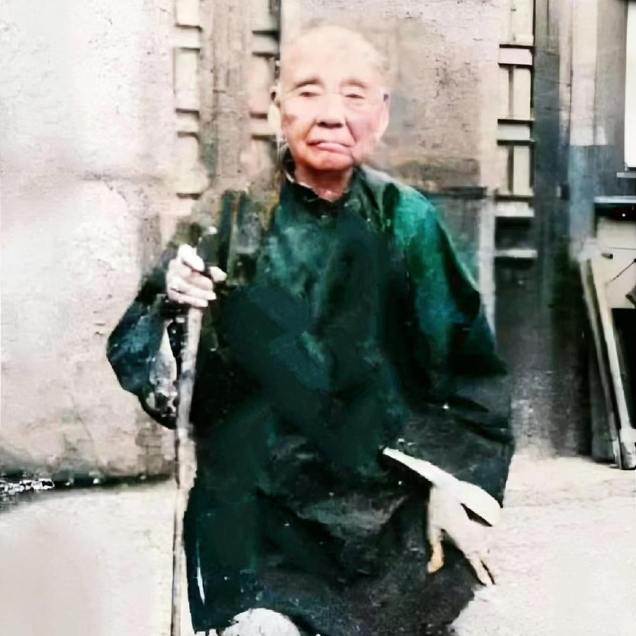 1929年，西天宝“龟婆”小李妈，坐在后院晒太阳，一张罕见的留影，这个老太太虽然