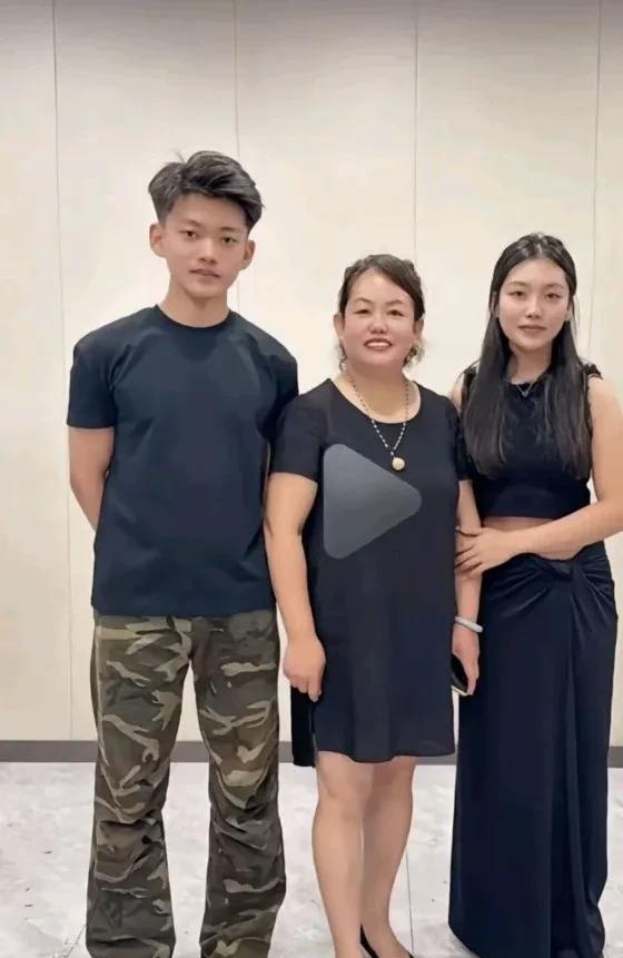 太狗血了，小三是金某的同事，还是瑶瑶当年结婚的伴娘。原来三个人早就认识。