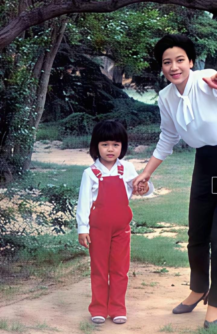昔日顶流女星李秀明一双儿女人生路线清晰！大女儿是她与海军军官前夫的孩子，早年随