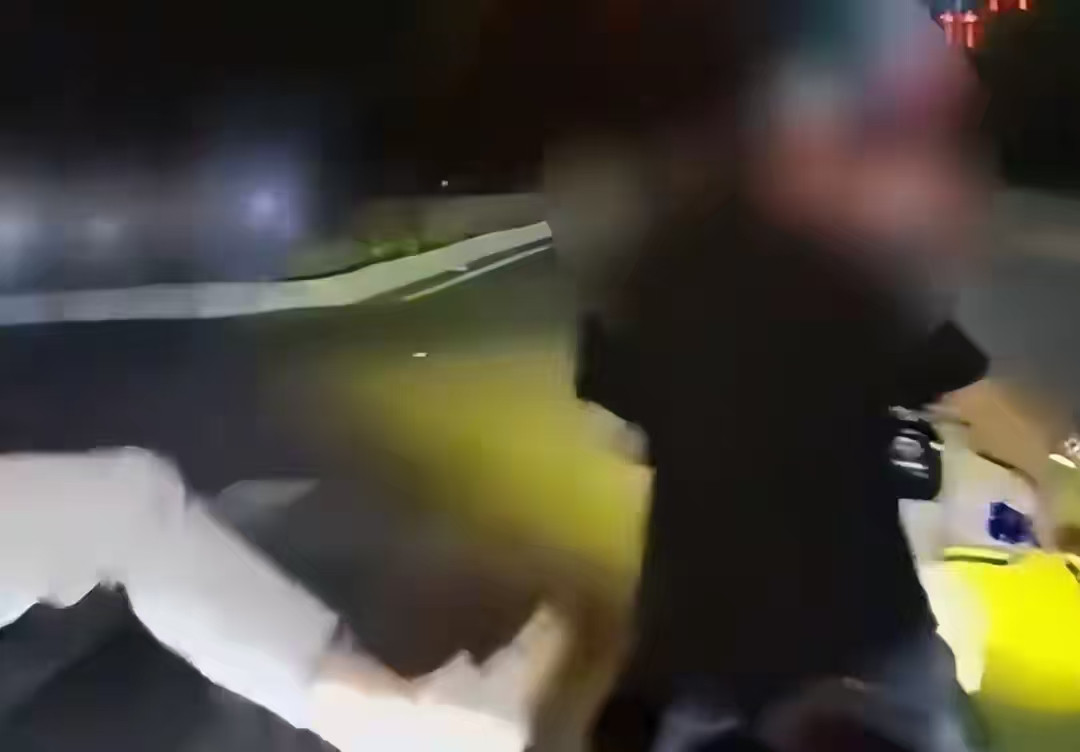 太解气了！湖南衡阳，男子开着车在路上正常行驶，一女子骑着摩托车在他前面不紧不慢，