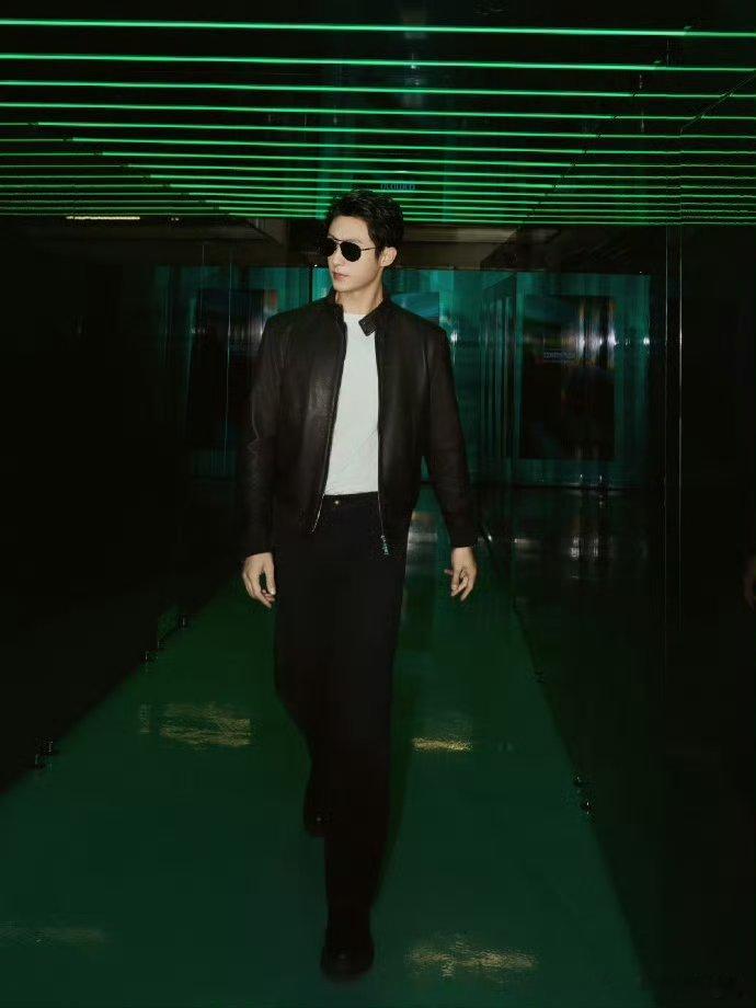 黄景瑜破次元同框戏里是天才赛车手林臻东，戏外与原型同框，黄景瑜一身黑皮衣酷感拉满