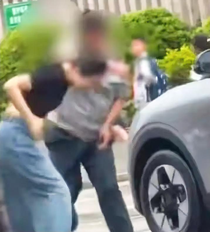 福建女子脚踹保安被扇耳光事件，涉事保安可能面临三个后果。1，女子先动的手，她