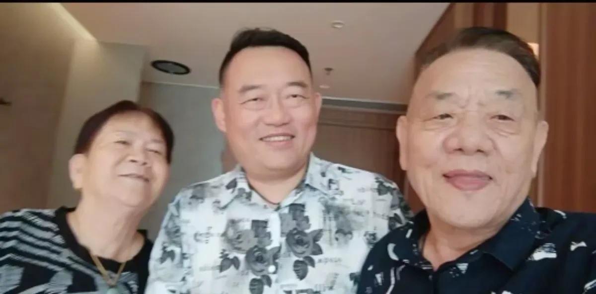 杨进明，是侯耀文去世以后，在侯耀华的主持下，拜的侯耀文的遗像。杨进明退休以后，