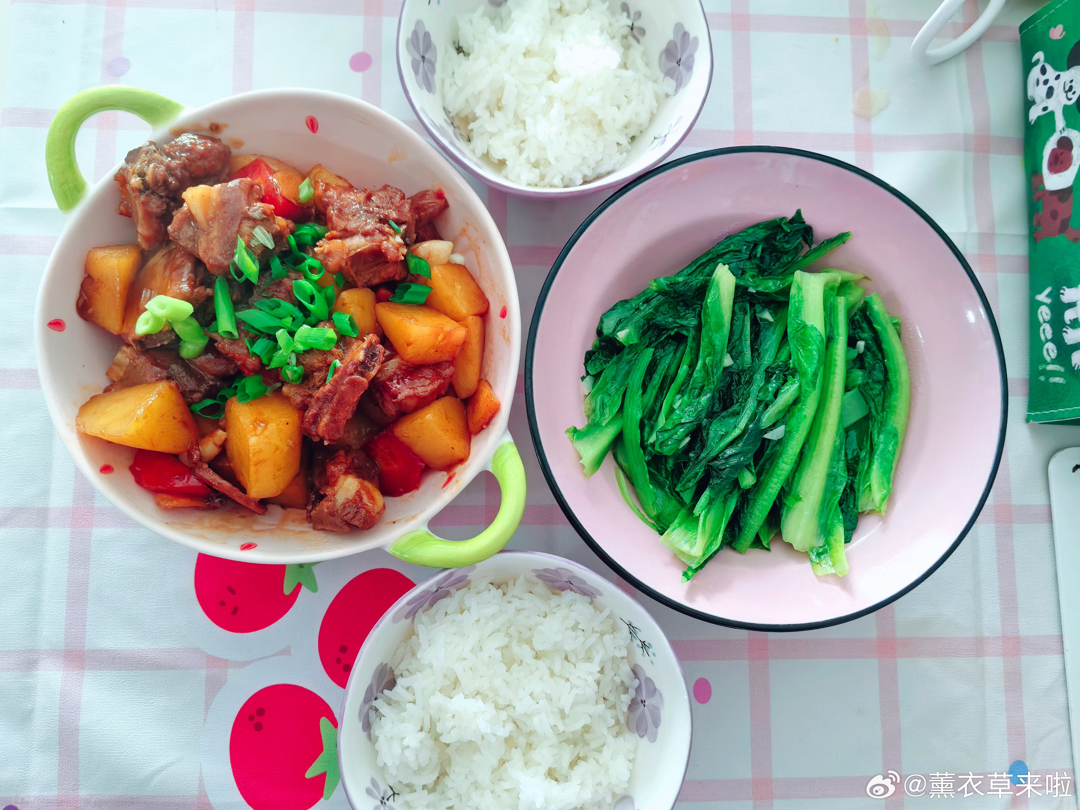 今日午餐排骨炖土豆，蒜蓉油麦菜，简单的午餐搞定。外面太热咱就老实家里吹着空调舒