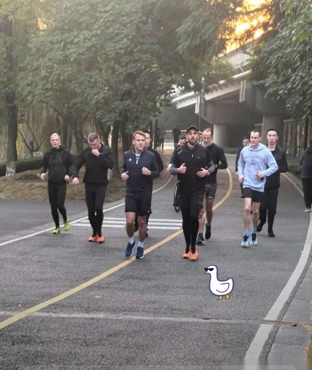 全场最牛的，不是在成都晨跑的那个总统。是旁边那个气定神闲、视若无睹的保洁大姐。