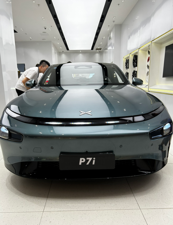 设计一流，品牌名不入流小鹏P7i外形设计一流、跑感姿态一流，但输在品牌名，土了