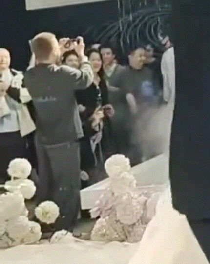 哈哈哈新人台上跳，崽在台下跳​​​