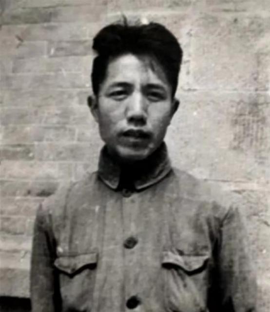 1980年，作家周扬回乡探亲，顺道去看前妻吴淑媛墓。谁料，半路突然雷雨倾盆，顿感