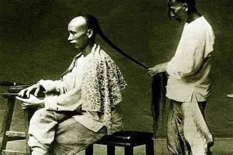 一个英国传教士在北京亲眼看着一个年轻人解开辫子，下一秒，他当场吐了一地。那根