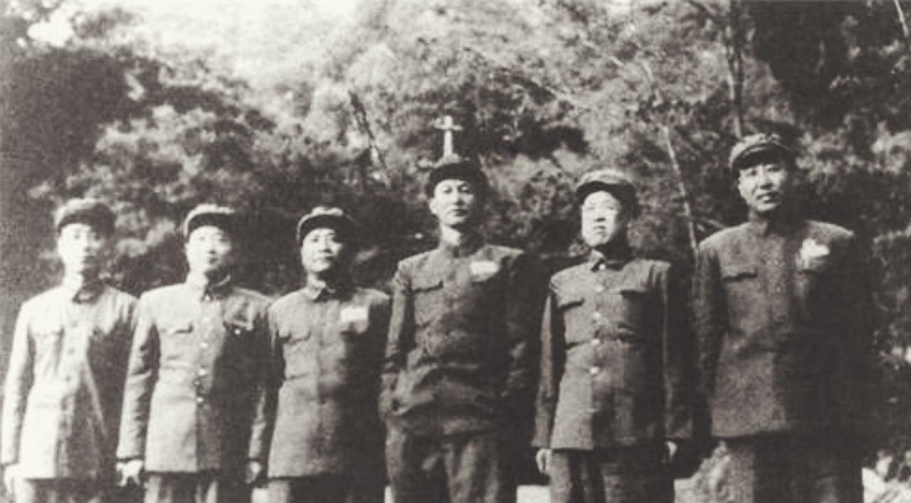 1951年，经历了长途奔波，1位将军进京汇报工作。周总理听后，扬了扬手，笑着讲：