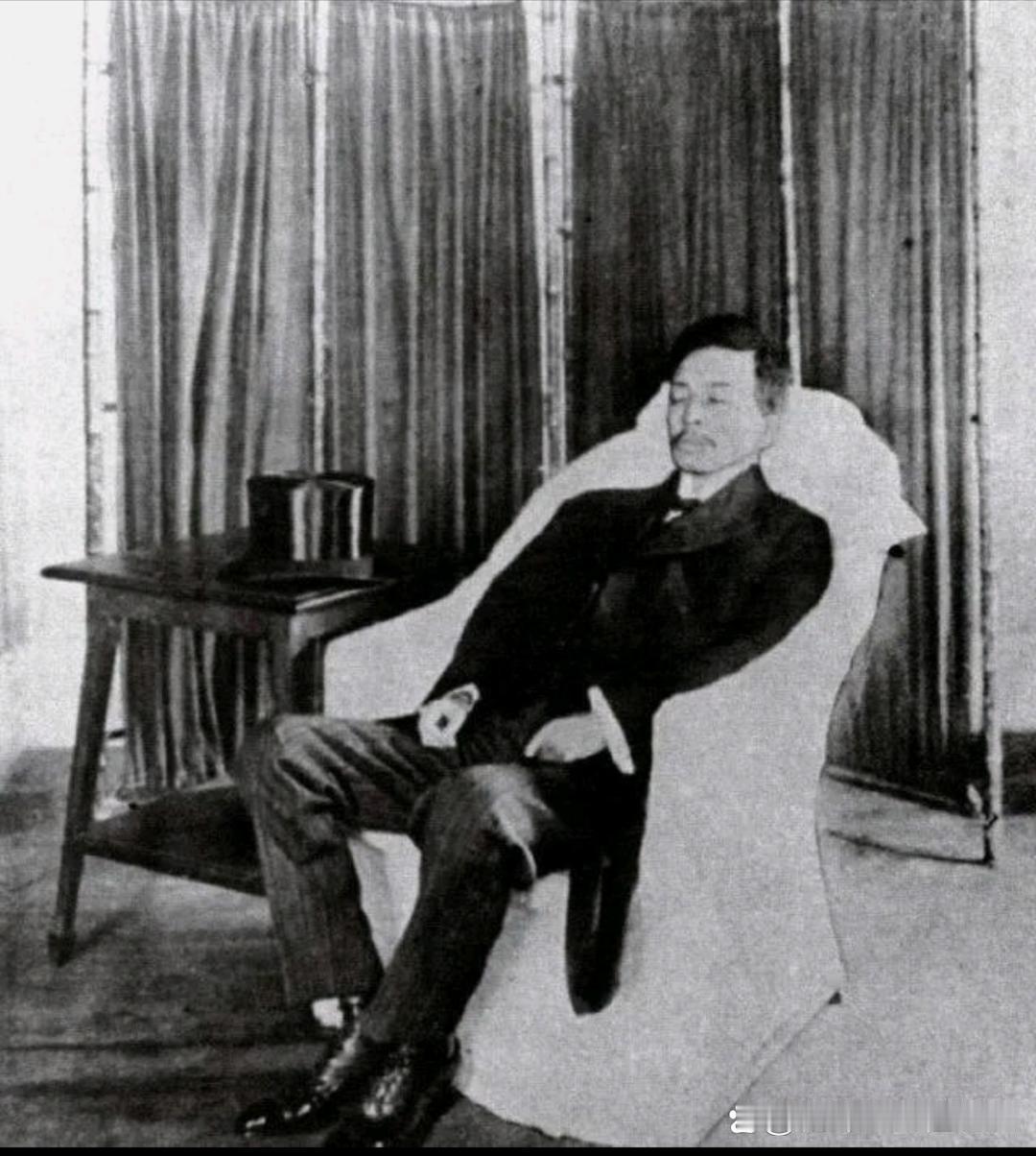 【他身中两枪】1912年，风雨漂泊的华夏大地，都在争名夺利。唯一有一个人在研