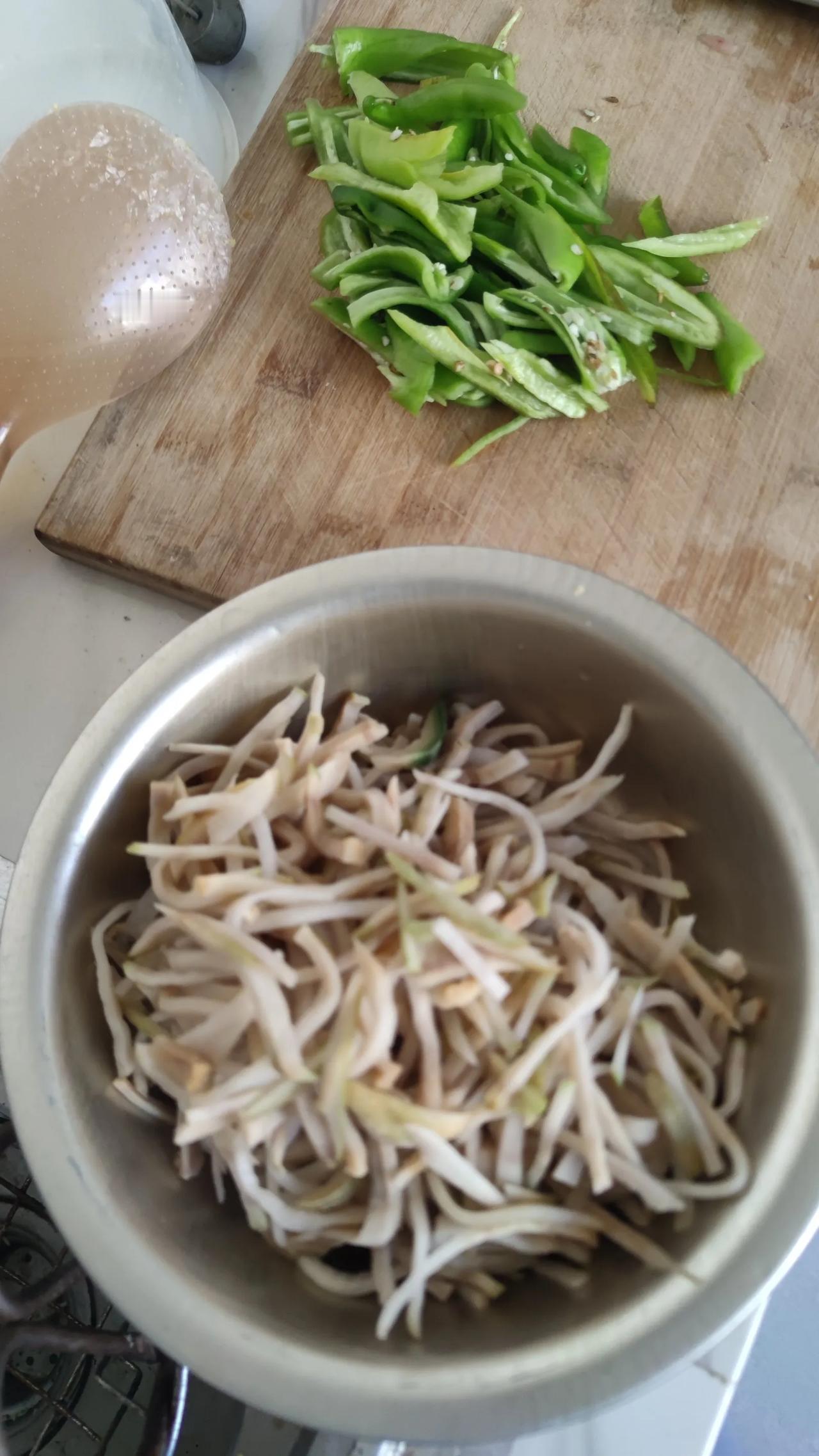 60岁开启做饭之旅日记：今天做了一道芥菜丝尖椒炒肉，把晒干的芥菜丝泡水发好，并在