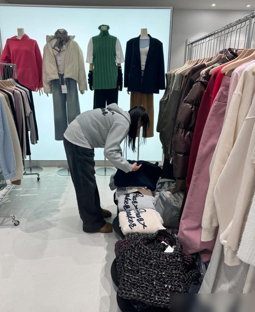 重庆，高三女生高考结束去服装店打工，才干了7天，老板就发现，这姑娘总在没顾客的时