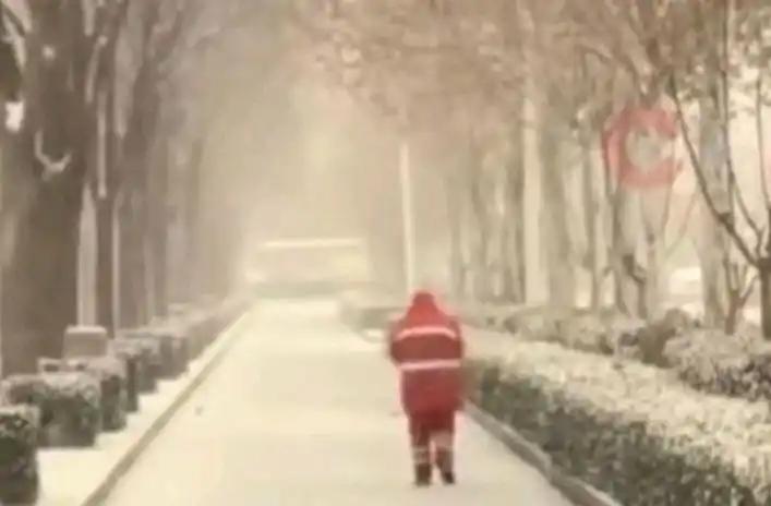 雪天环卫工的电子工牌，别成了欺负基层的“电子枷锁”山西运城环卫工雪天戴定位