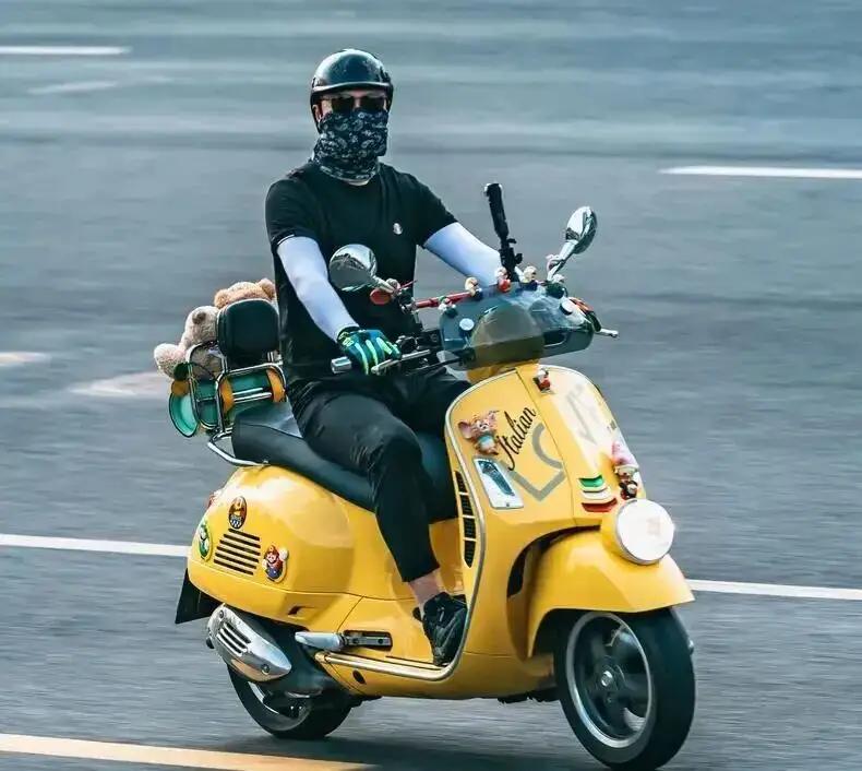 2026年摩托车载人新规：这5条红线千万别碰1.轻便摩托车一律禁载（蓝牌、