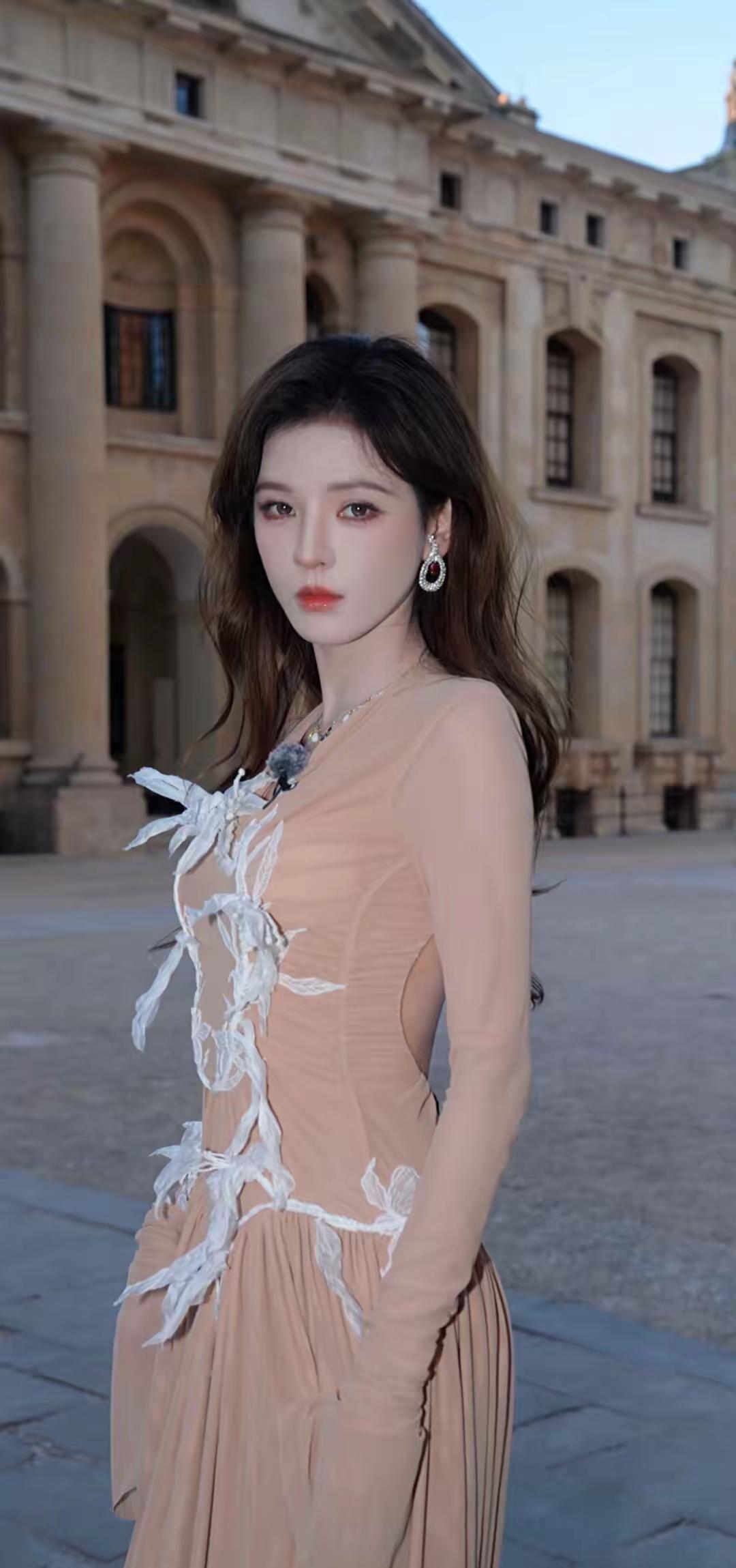 张予曦张予曦米色长裙造型巴黎时装周女明星张予曦美得好不真实