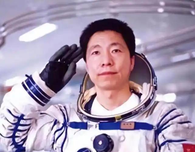 杨利伟退休待遇揭秘：没有巨额奖金，只有“终身金钟罩”……网上一直有个说法：杨