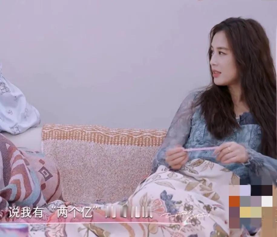 黄圣依：“之前网上有一个很离谱的八卦，说我有2亿零花钱。”李嘉格：“网上说我有3