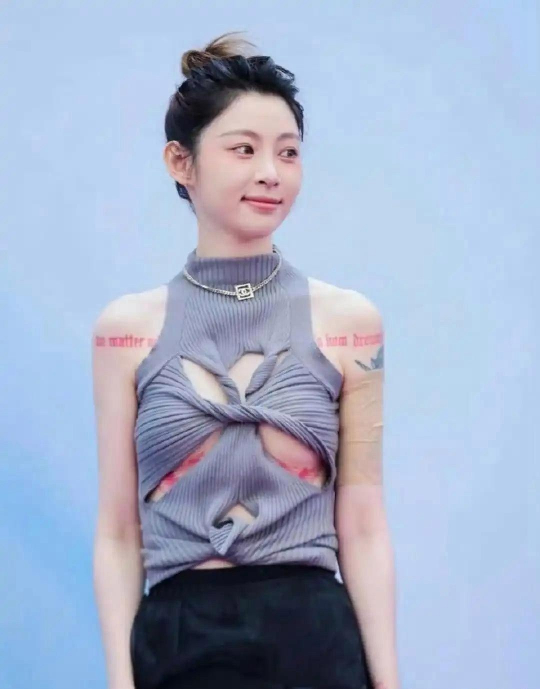 千万粉丝的网红痞幼上恋综痞幼上恋综没有一个男嘉宾选择她，心态直接崩了！双手抱胸一