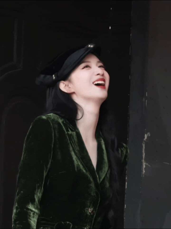 王楚然笑起来更美了，就喜欢看大美女笑！