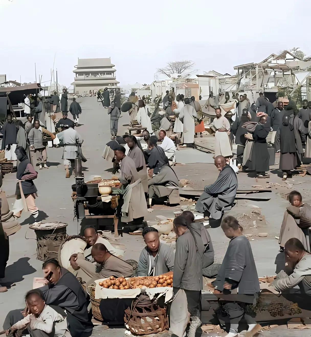 看着清朝时期前门大街上小摊小贩的老照片，心里真是五味杂陈。照片里的人，个个眼神发