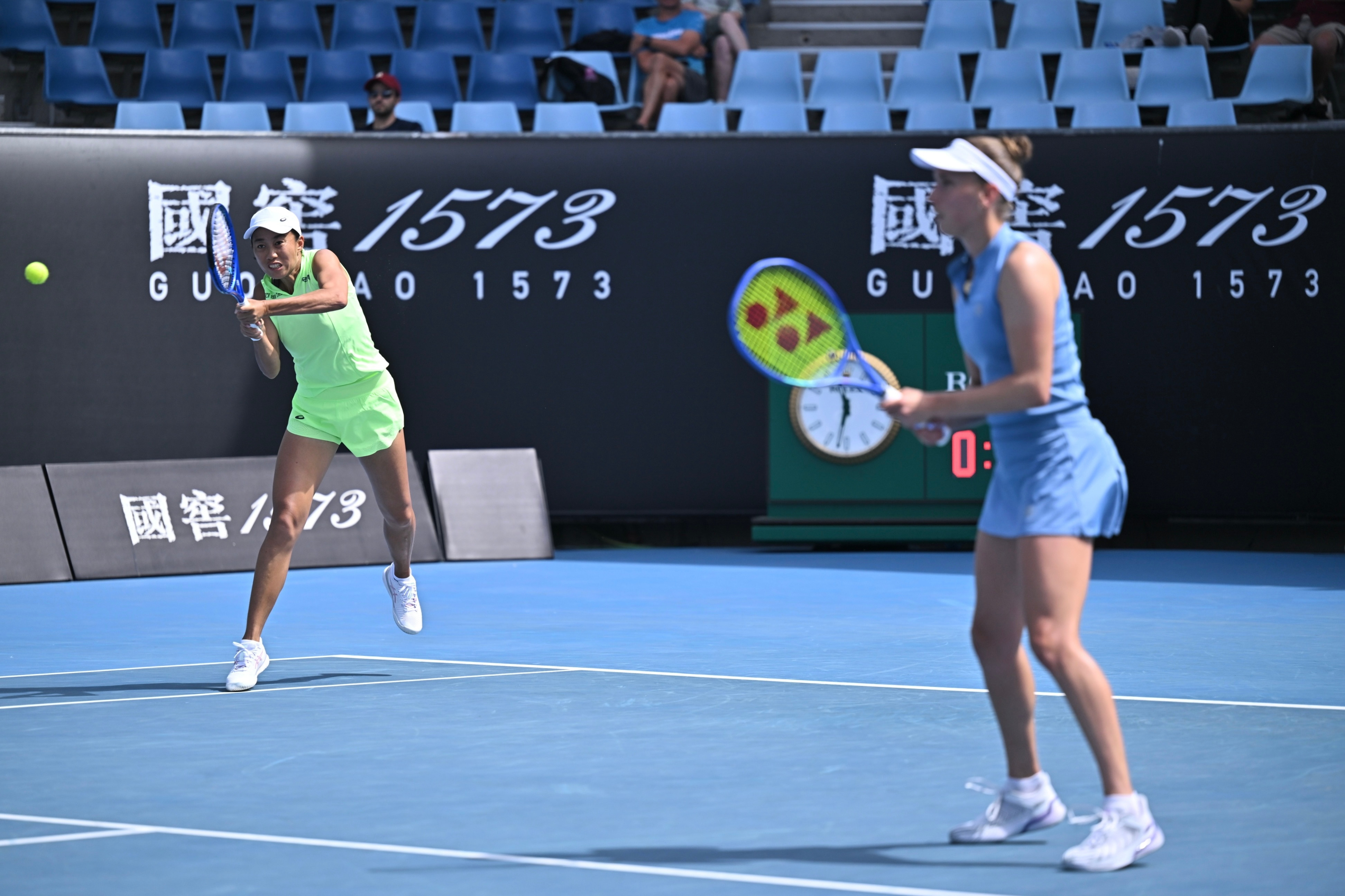 张帅重返澳网女双四强张帅组合进澳网女双四强2026澳网女双1/4决赛，4号种