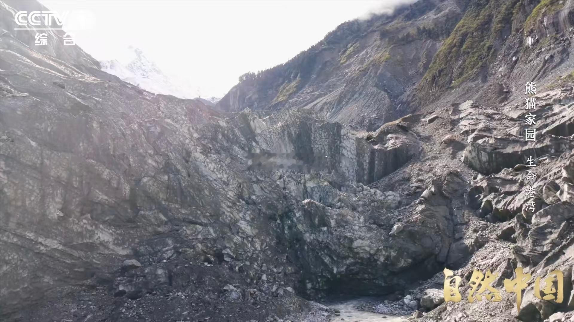 四川有一种脏脏包冰川你以为冰川都是纯净的蓝白？四川贡嘎山的海螺沟冰川告诉你：那