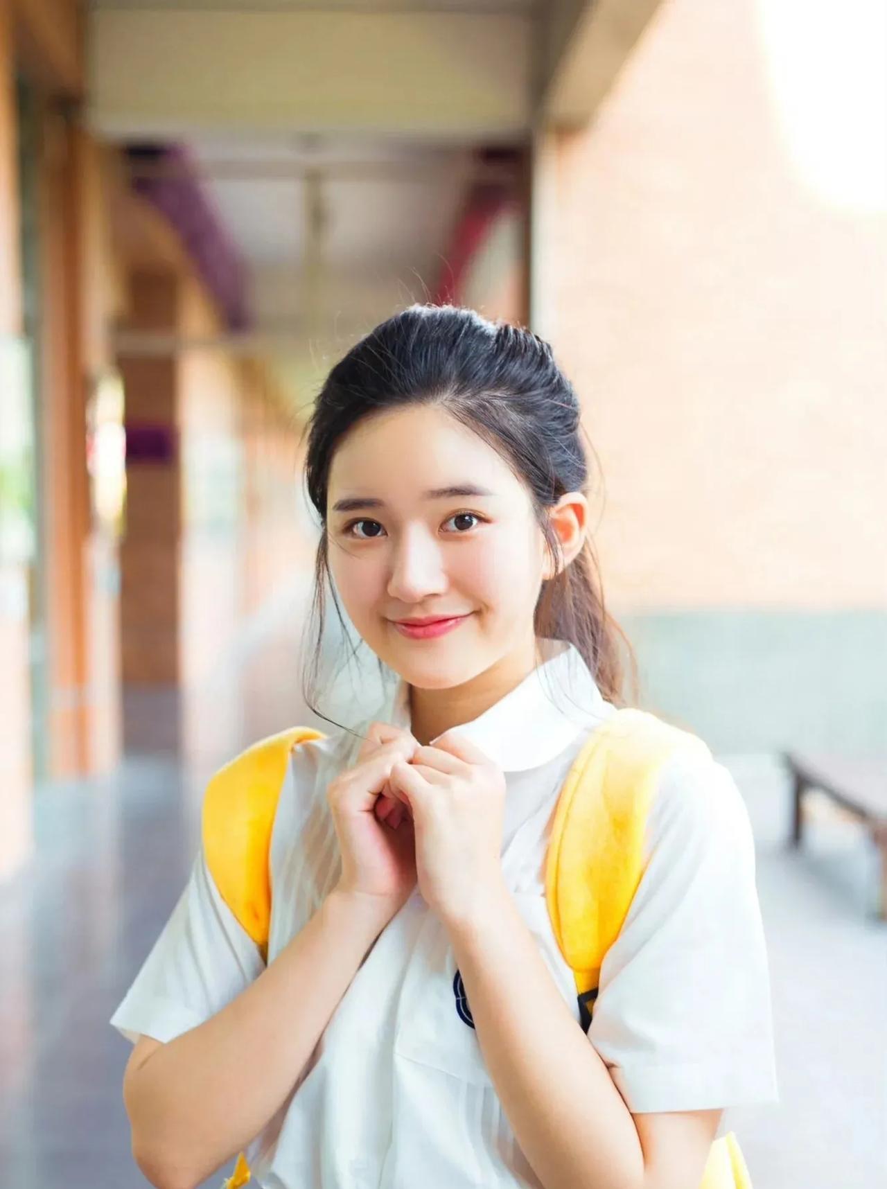 赵露思早期写真，这个时期真的甜美十足，青春洋溢。#赵露思照片#