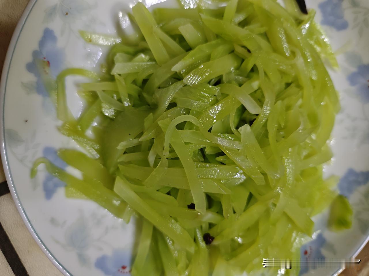 一直以来，莴笋是我的最爱的蔬菜之一。我一般都是凉拌切丝，以后焯水，放盐，然后