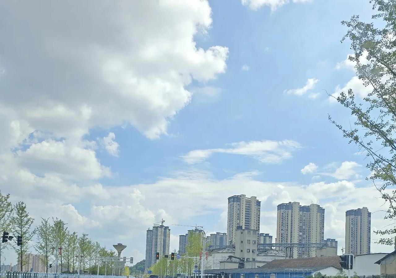 表姐早几年就在县城里给儿子全款买了一套房子作为婚房，装修好后也一直空着不敢进去住