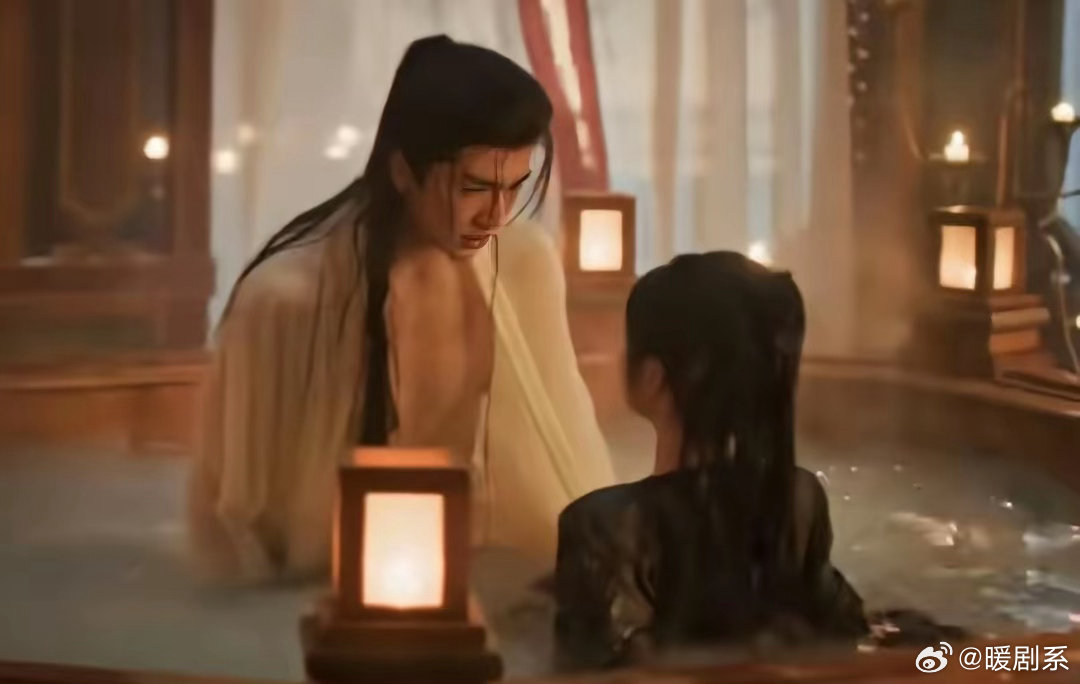 你看古装剧里男女主洗澡，是不是永远穿着衣服泡澡？这根本不是沐浴，是穿着雨衣淋雨。