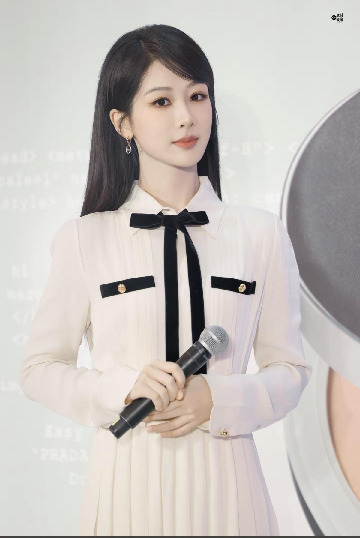 杨紫的从容与优雅，在镜头前静静流淌，每一刻都自带光芒[赞][比心]娱乐明