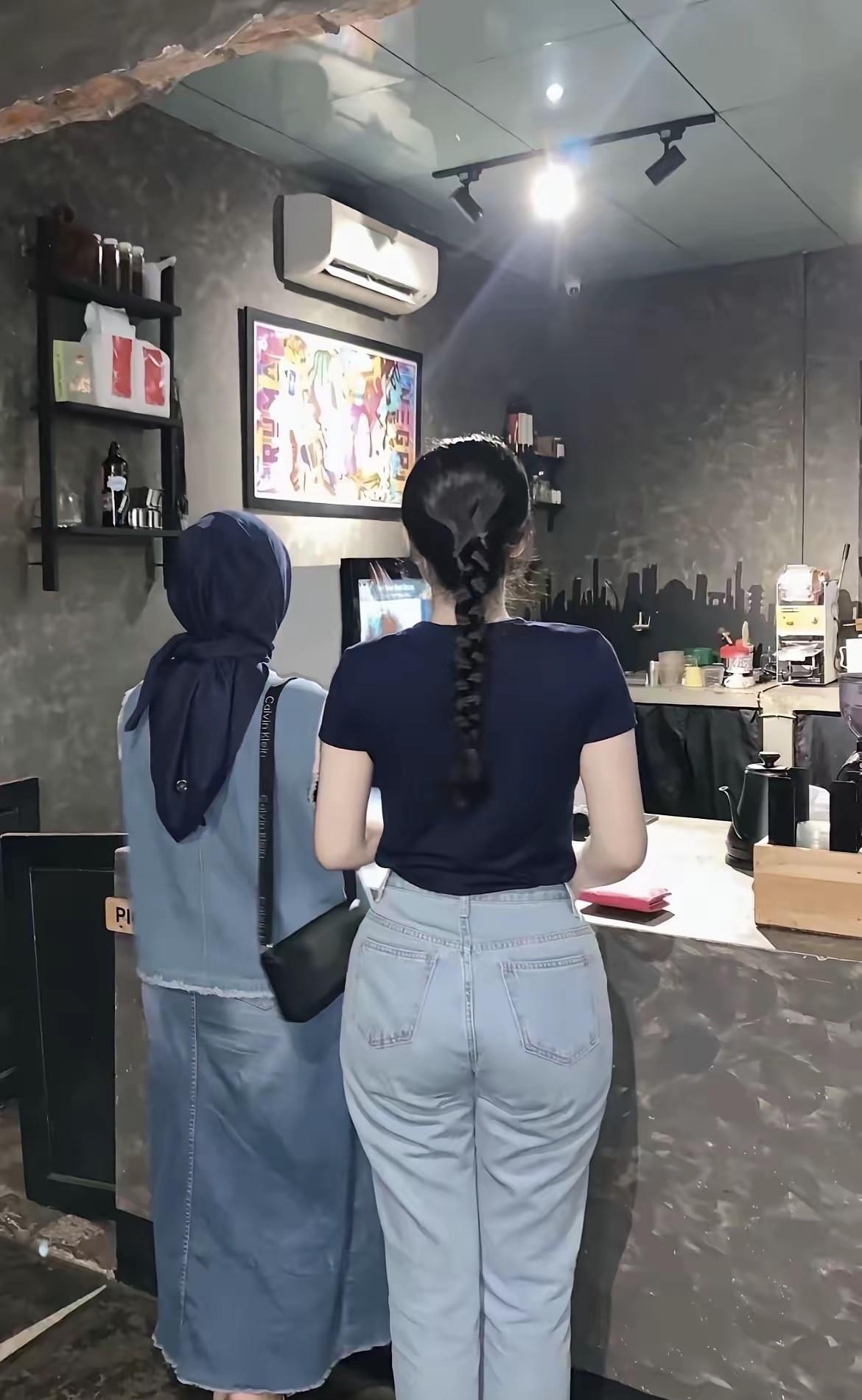 媳妇发给我的照片，说这就是连女人都羡慕的梨形身材，问我感觉如何？我觉得说好听点