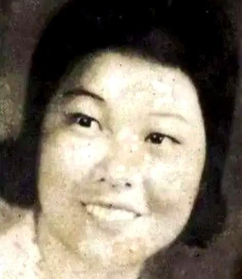 麻栗坡烈士陵园960座墓碑中，只有一张少女照片。她是唯一女烈士，18岁，叫杨志琼
