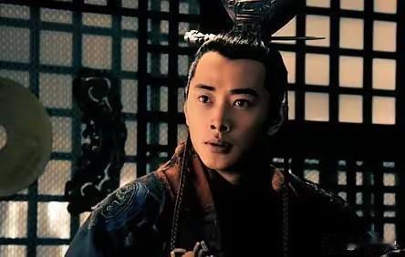 汉献帝刘协低声向权臣李傕恳求：“请赐我五斛米和一些牛骨吧。”李傕当场勃然大怒，呵