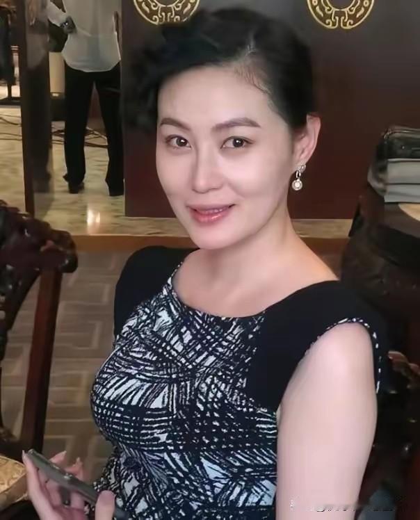 一次节目中，主持人问王思懿：“你演潘金莲的时候，你老公一点也不吃醋吗？”王思懿摇