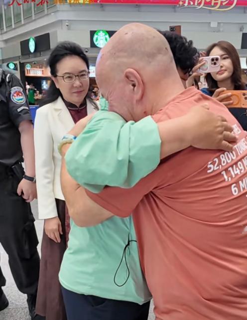 泪目了！北京机场安检口，72岁的美国老头抱着一个中国女人哭成了泪人，鼻涕都顾不上