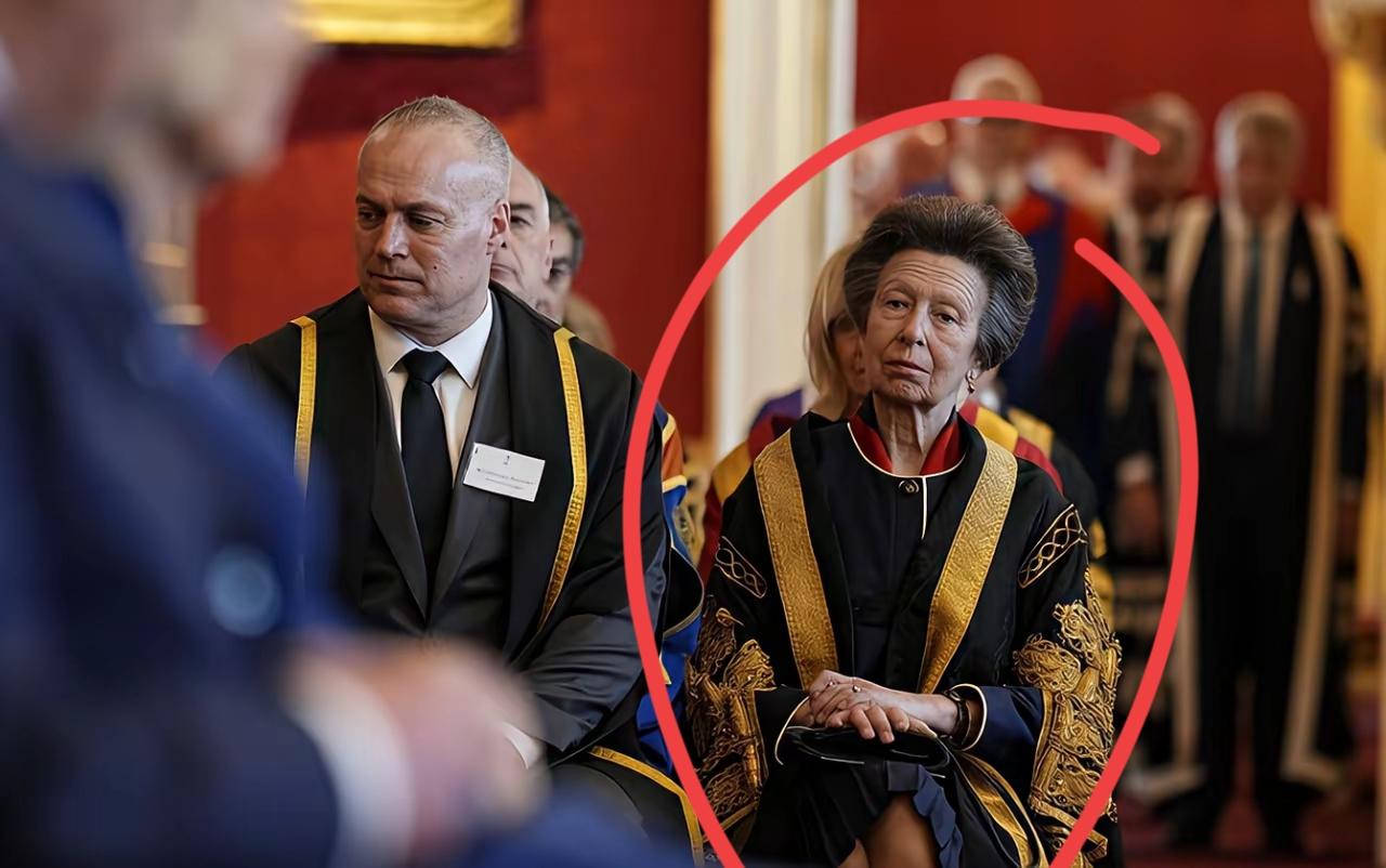 安妮公主，这是怎么了！近期露脸的安妮公主，肉眼可见的憔悴和沧桑，而且还出现了断