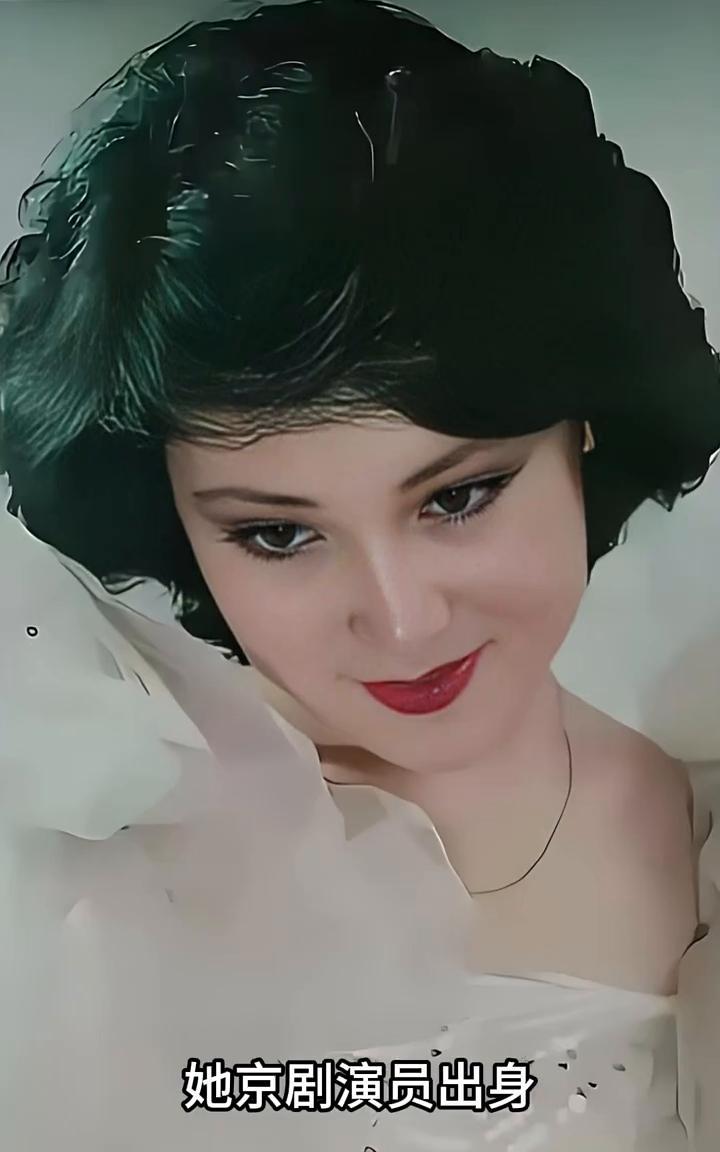 她京剧演员出身，是八七版《红楼梦》导演王扶林心中最像王熙凤的人选。举手投足足有八