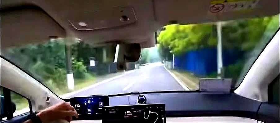 我跟你说个事儿，你听听华为这帮人有多“鸡贼”。20天，让一帮车主，自己开着车