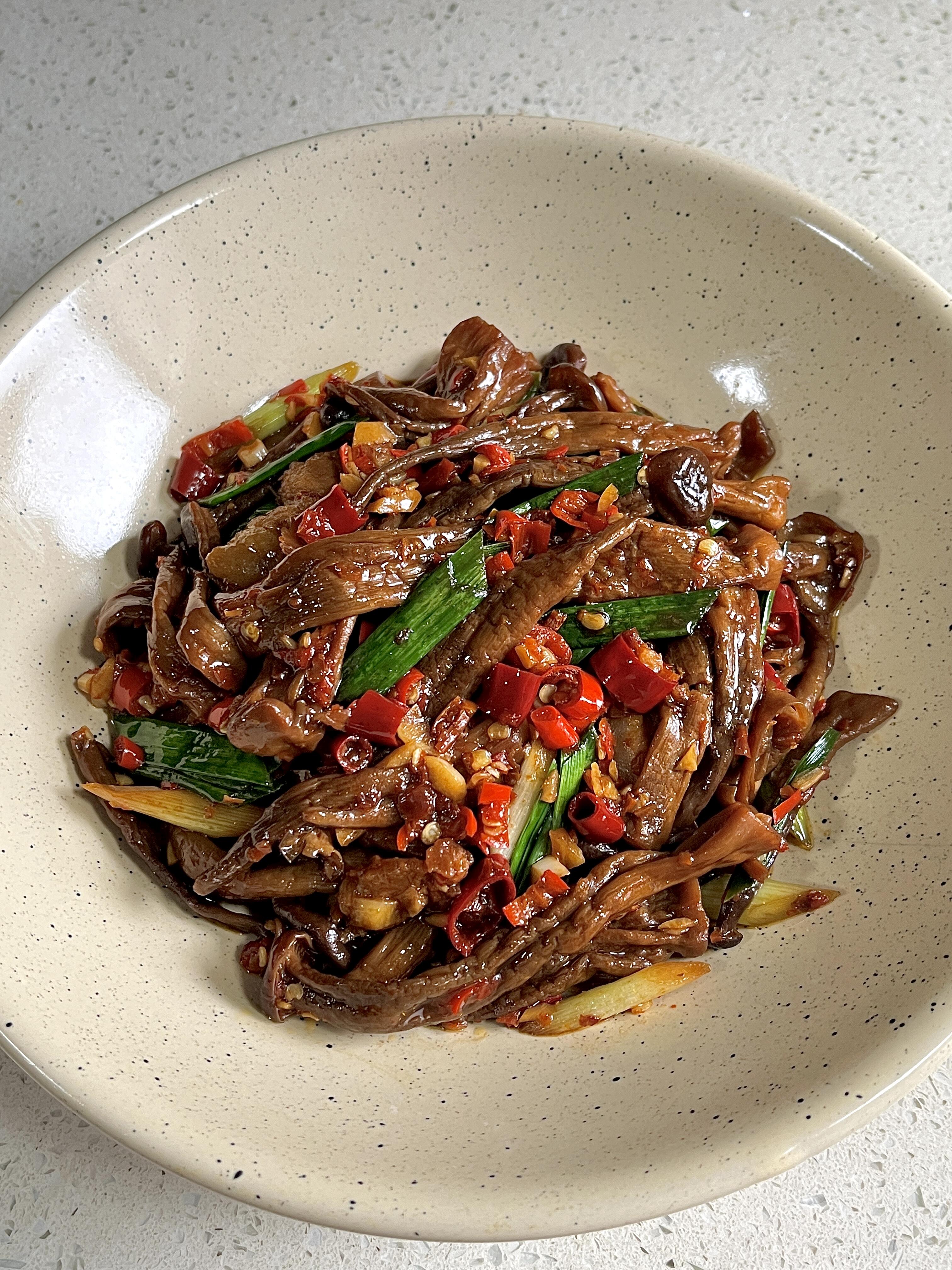 我家餐桌上的“下饭神器”，非这道香辣鹿茸菇莫属！真的每次做都不够吃！脆嫩爽口