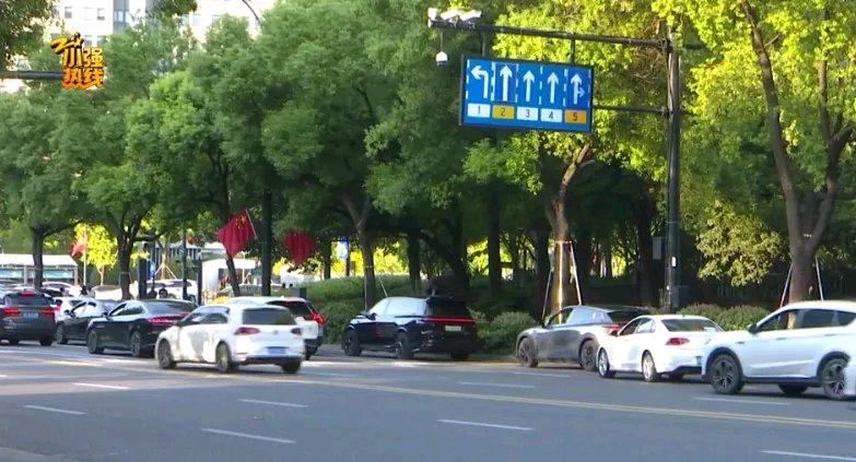刷到浙江这事儿的时候真的火一下就上来了，两个十来岁的小姑娘单独坐顺风车，半路居然