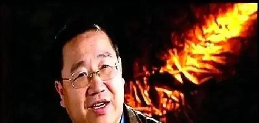 直播里巴图嘟囔了句“爸爸在厨房炖排骨”。弹幕炸了：英达终于现身了？炖汤的却是